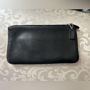 Authentic Black leather Coach Wallet has zipped closure and fabric lining